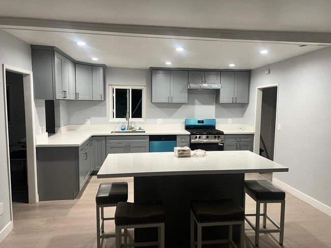 12829 Doty Ave in Hawthorne, CA - Foto de edificio - Building Photo