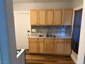 922 Helmsdale Rd in Cleveland Heights, OH - Foto de edificio - Building Photo