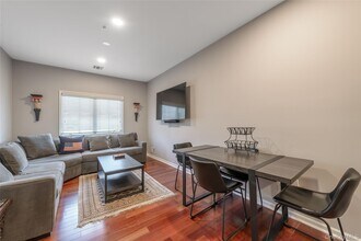 330 Maple Ave in Westbury, NY - Building Photo - Building Photo