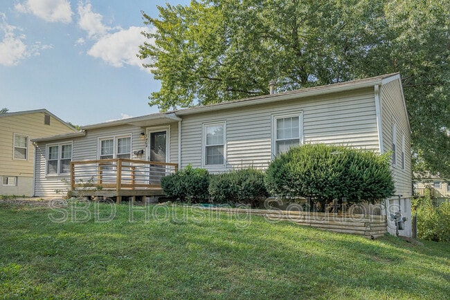 property at 1404 N Pearl Dr