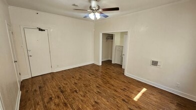 727 S Coronado St, Unit 204 in Los Angeles, CA - Foto de edificio - Building Photo