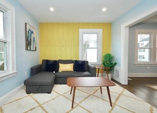 29 Roosevelt St, Unit 2 in Manchester, CT - Foto de edificio - Building Photo