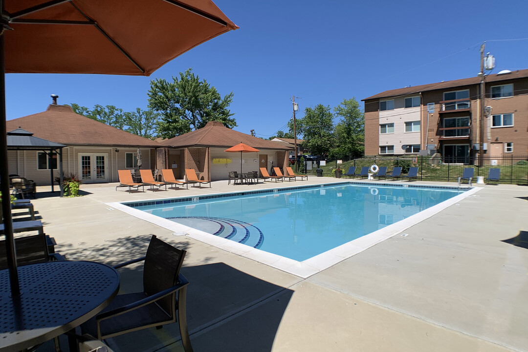 Fox Run Apartments in Blue Ash, OH - Building Photo