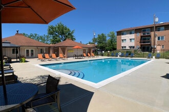 Fox Run Apartments in Blue Ash, OH - Foto de edificio - Building Photo
