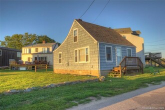 9 Skipper St in Stonington, CT - Building Photo - Building Photo