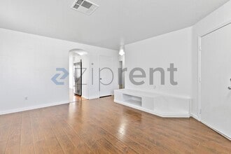 2005 Rose Coral Ave in Las Vegas, NV - Building Photo - Building Photo