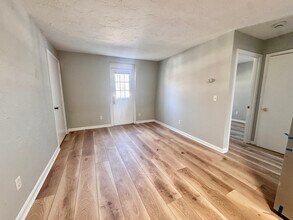 68 Readville St, Unit 2 in Boston, MA - Foto de edificio - Building Photo