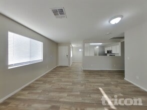 10410 W Pioneer St in Tolleson, AZ - Foto de edificio - Building Photo