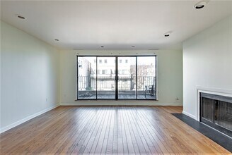 327 Monroe St, Unit B in Philadelphia, PA - Building Photo - Building Photo