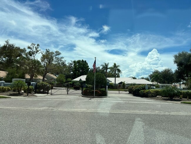 566 Clubside Cir in Venice, FL - Building Photo - Building Photo