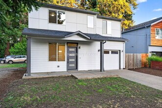 13838 SE Knight St in Portland, OR - Foto de edificio - Building Photo