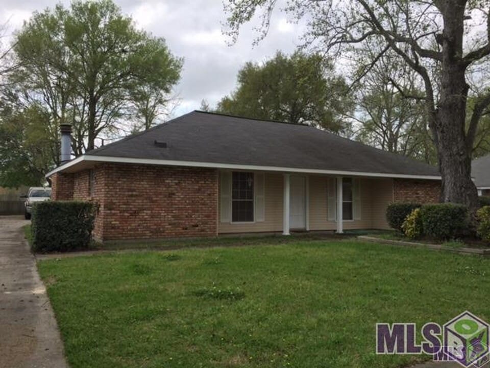 40111 La Rochelle Rd in Prairieville, LA - Building Photo