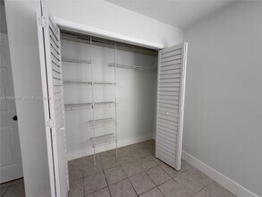 155 Lakeview Dr in Weston, FL - Building Photo - Building Photo