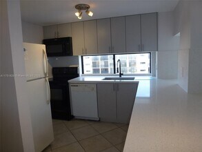 17021 N Bay Rd, Unit 1026 in Sunny Isles Beach, FL - Building Photo - Building Photo