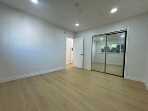 3003 W Florence Ave, Unit 4 in Los Angeles, CA - Foto de edificio - Building Photo