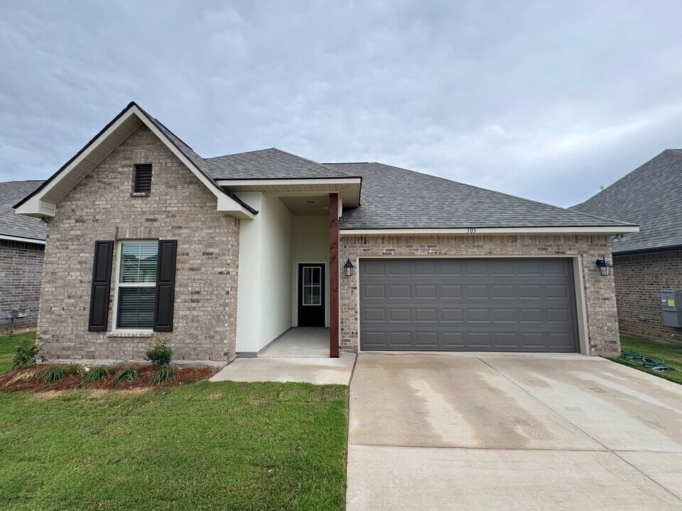 305 Hendry Dr in Bossier City, LA - Building Photo