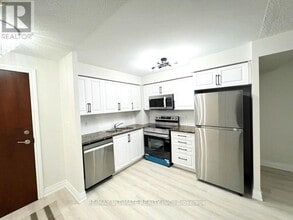 310 Burnhamthorpe Rd W in Mississauga, ON - Building Photo - Building Photo