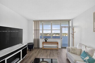 7441 Wayne Ave in Miami, FL - Foto de edificio - Building Photo