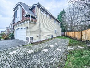 912 Lincoln Ave SE in Renton, WA - Building Photo - Building Photo