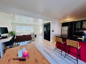 821 Valley Ave in Solana Beach, CA - Building Photo - Building Photo