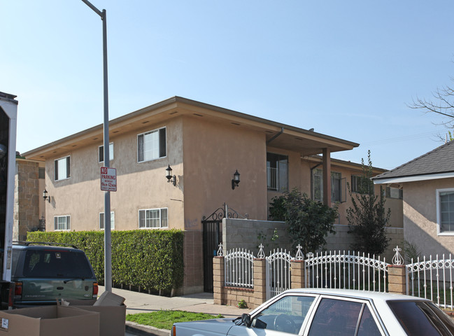 6915 Templeton St in Huntington Park, CA - Building Photo - Building Photo