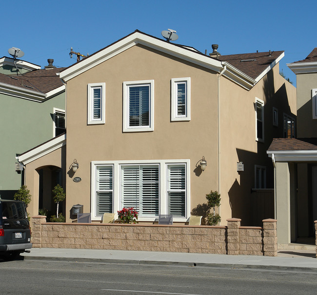208 E Balboa Blvd in Newport Beach, CA - Foto de edificio - Building Photo