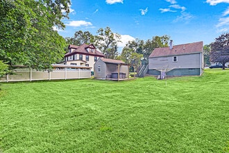 127 1/2 Oxford Rd in New Hartford, NY - Building Photo - Building Photo