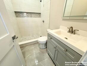 55 Burrell St, Unit R in Boston, MA - Foto de edificio - Building Photo