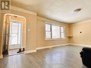 7182 Adams Ave in Niagara Falls, ON - Building Photo - Building Photo