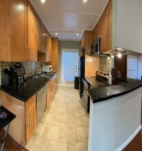 5330 Zelzah Ave, Unit 8 in Encino, CA - Foto de edificio - Building Photo