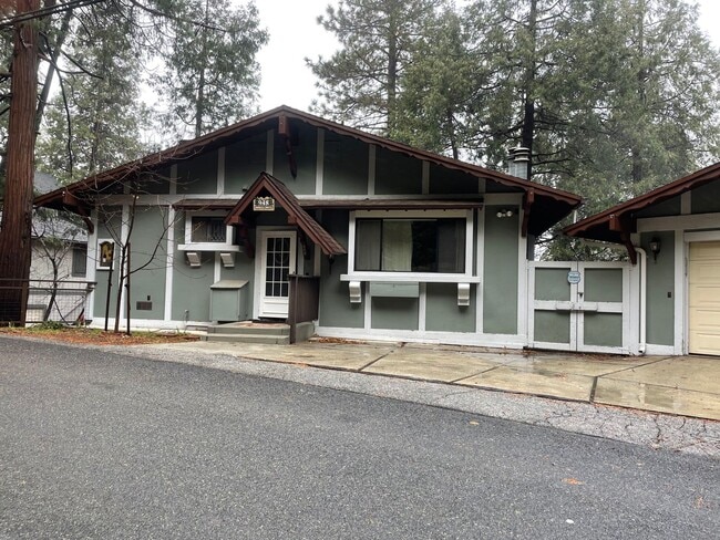948 Arbula Dr in Crestline, CA - Building Photo - Building Photo