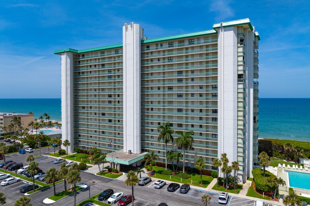 Oceana II North Condominium in Jensen Beach, FL - Foto de edificio