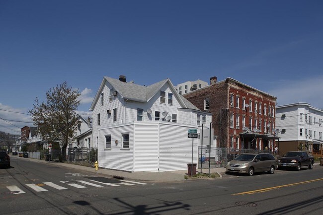 134 Henry St in Stamford, CT - Building Photo - Building Photo