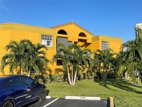 9711 Fontainebleau Blvd in Miami, FL - Building Photo - Building Photo