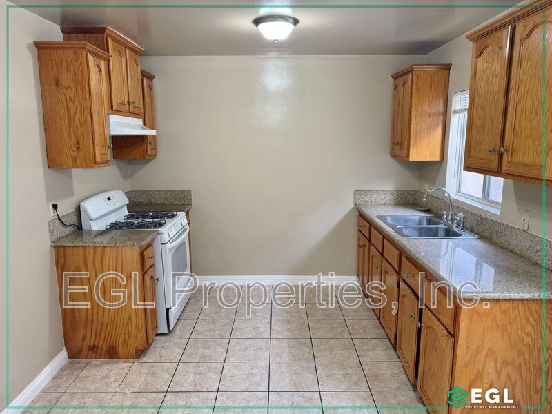 126 Jullien St in Los Angeles, CA - Building Photo