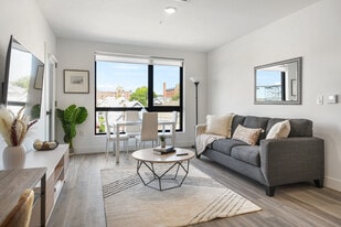 117 W 2nd St in Bayonne, NJ - Building Photo