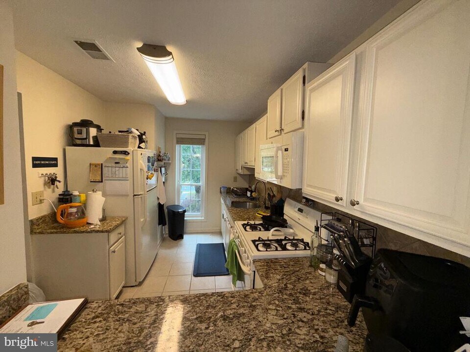 10165 Oakton Terrace Rd in Oakton, VA - Building Photo