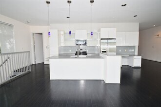 207 Pierce St, Unit 201 in Houston, TX - Building Photo - Building Photo