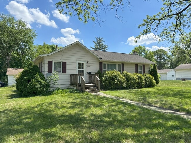 2104 Iowa St in Cedar Falls, IA - Building Photo - Building Photo
