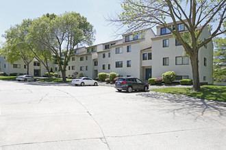 Colony West in Champaign, IL - Foto de edificio - Building Photo