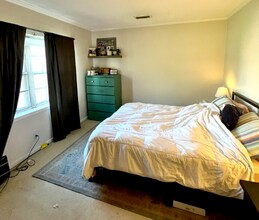 117 Lake Shore Rd, Unit 3 in Boston, MA - Building Photo - Building Photo