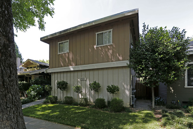 2321 D St in Sacramento, CA - Foto de edificio - Building Photo