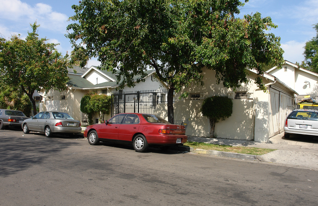 946-954 N Serrano Ave in Los Angeles, CA - Building Photo