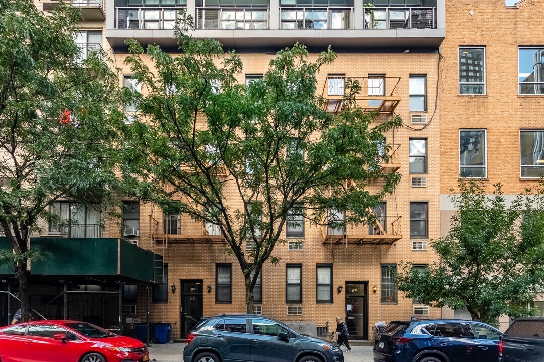 345-347 E 76th St in New York, NY - Foto de edificio