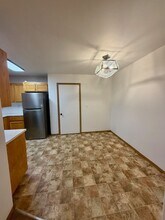 1290 NW Knoxville Blvd in Bend, OR - Building Photo - Building Photo