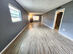 5155 9th Ave N, Unit 112 B in St. Petersburg, FL - Foto de edificio - Building Photo