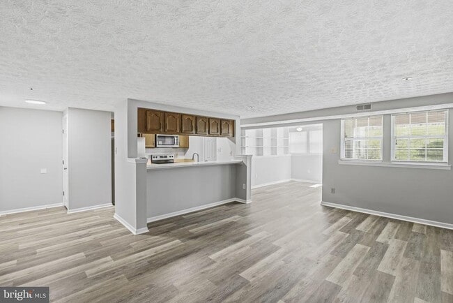 property at 907 Woodbridge Ct