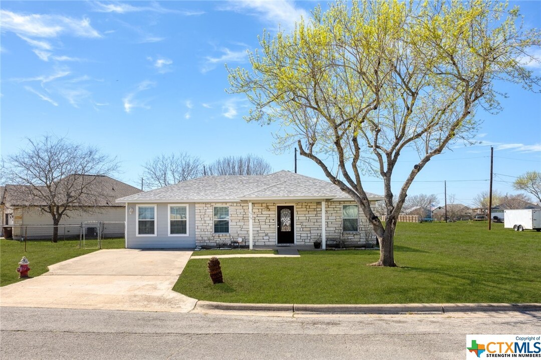 1515 S Medina St in Lockhart, TX - Building Photo