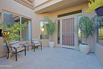 6884 E Amber Sun Dr in Scottsdale, AZ - Foto de edificio - Building Photo