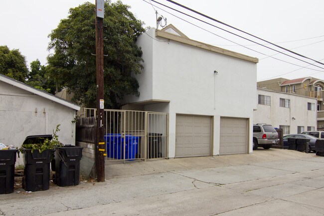 2211-2213 Felspar St in Pacific Beach, CA - Foto de edificio - Building Photo